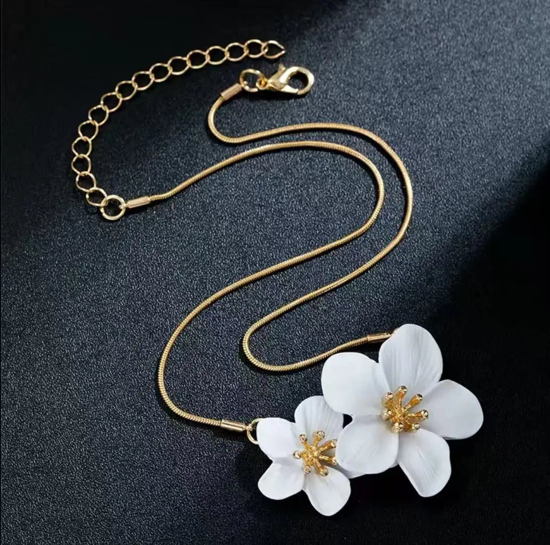 Golden Color Exquisite Rose Metal Choker With Double Flower Design Lively Necklace Beach Vacation Style Necklace