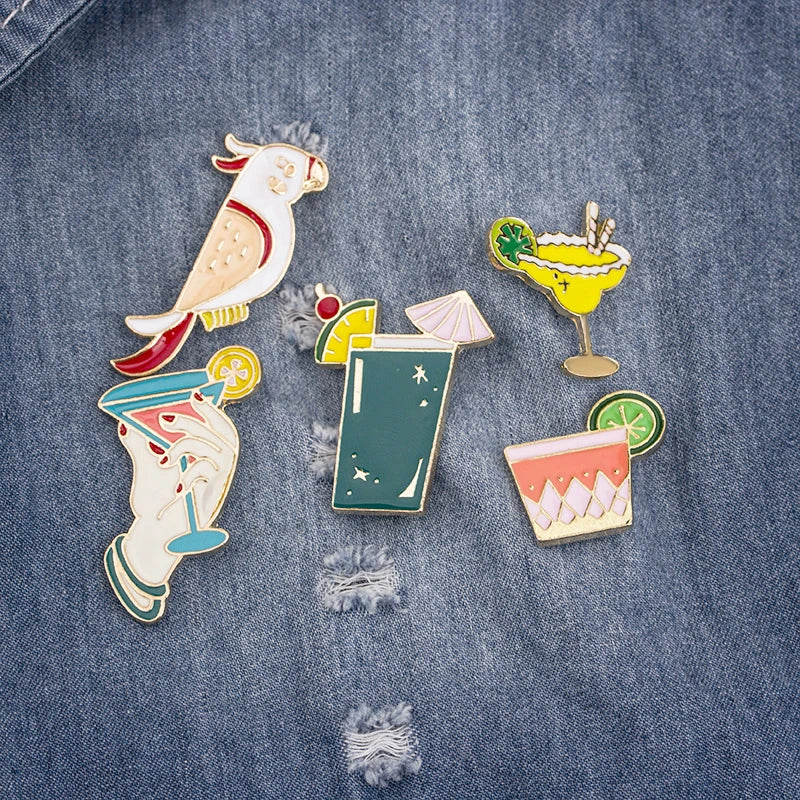 Fashion Summer Juice Drink Parrot Birds Cocktail Enamel Brooches Shirt Jackets Collar Lapel Pins Backpack Badge Holiday Jewelry