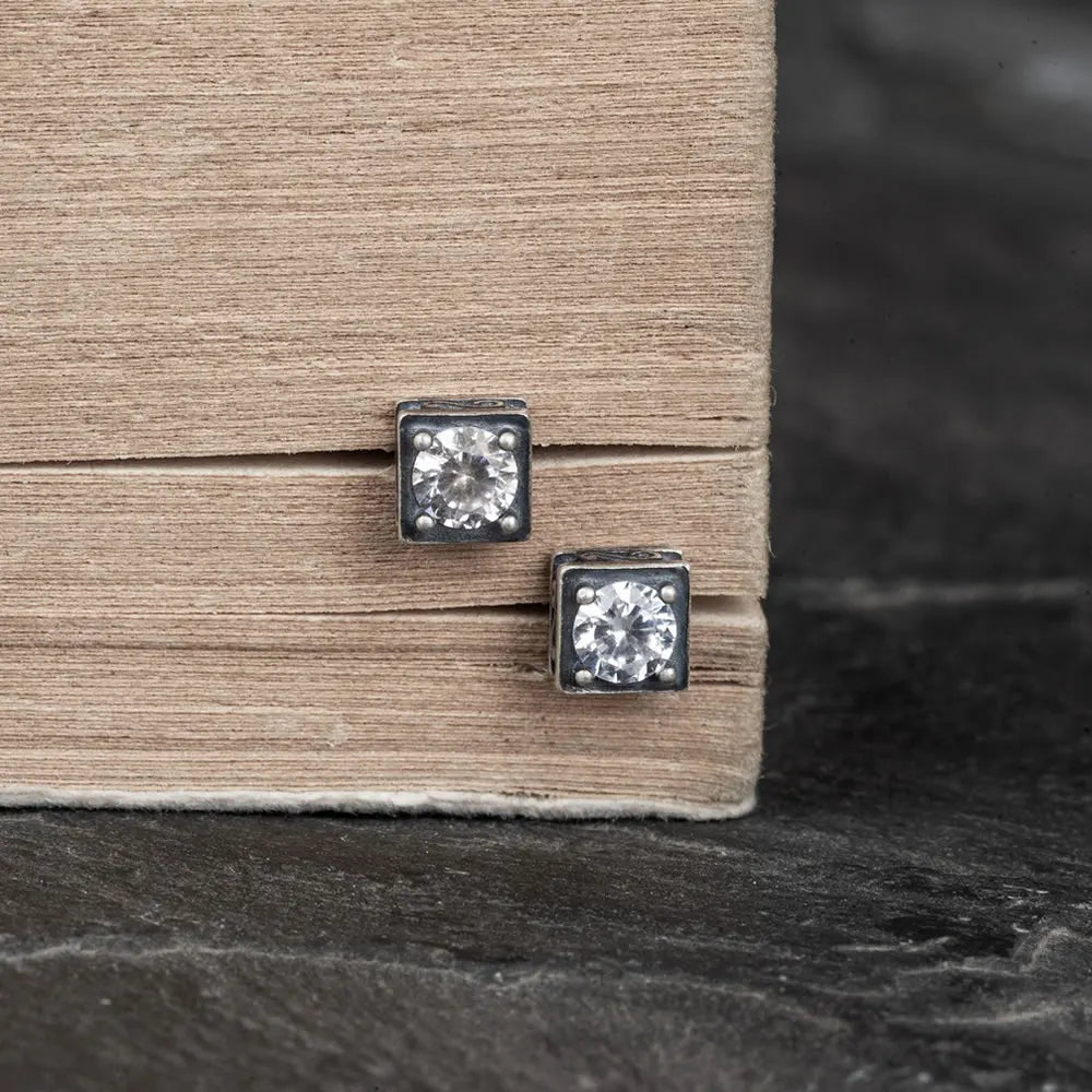 MKENDN 925 Sterling Silber Retro Quadratische Ohrstecker mit Zirkonia im Vier-Krallen-Design für Damen und Herren – Persönlichkeitsschmuck im Palast-Gothic-Stil