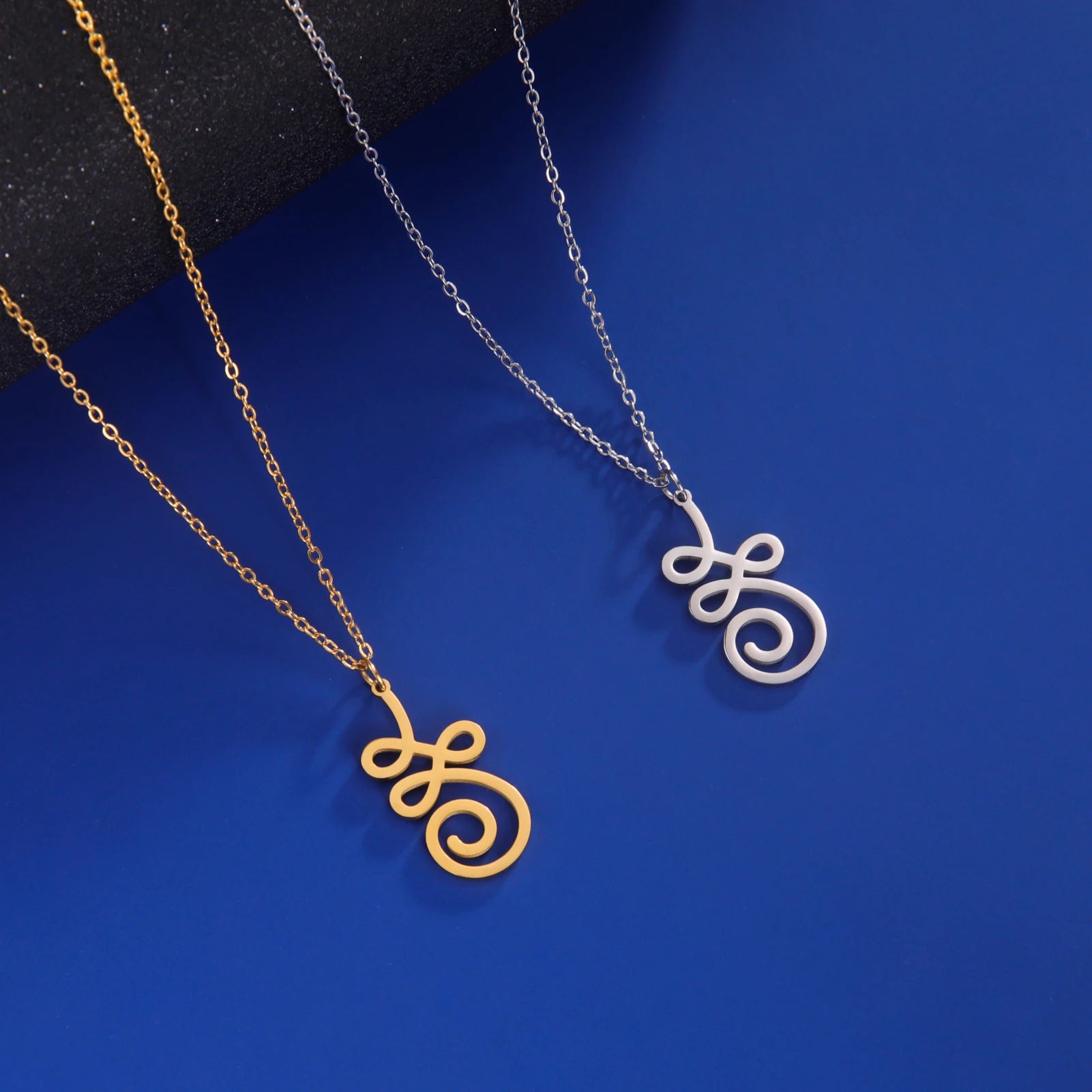 Collier pendentif tourbillon en spirale avec breloques sculptées en forme de vortex au design simple de Dreamtimes pour cadeau, bijoux en acier inoxydable