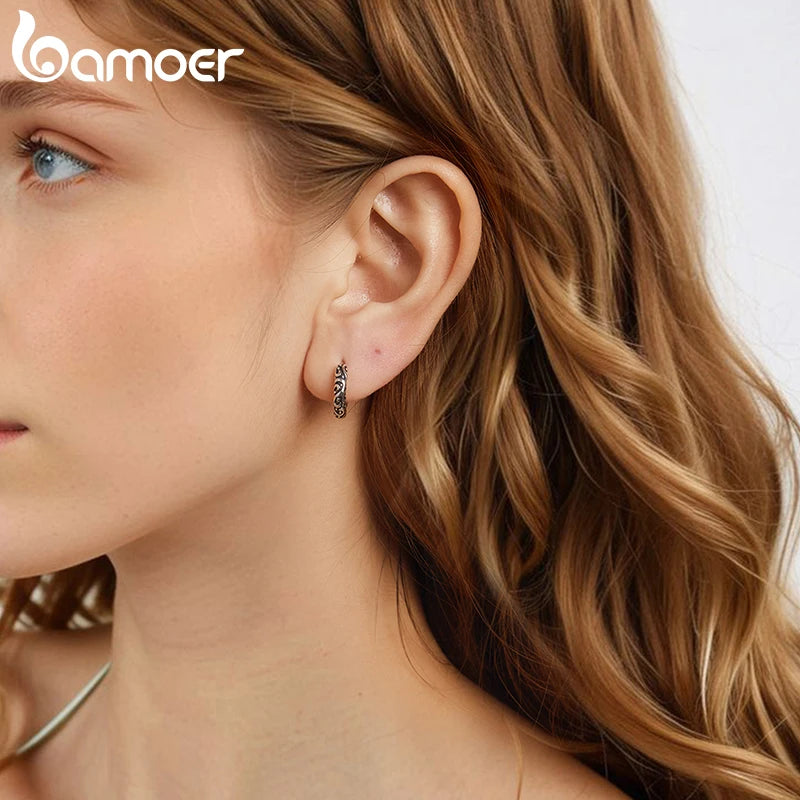 BAMOER Creolen aus massivem 925er Sterlingsilber mit Vintage-Muster für Damen, zierliche Huggie-Creolen mit Blumenmotiv, hypoallergen, trendiges Schmuckstück