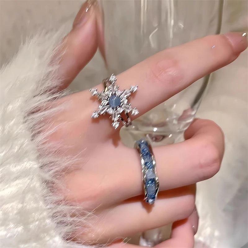 Bague ouverte délicate en zircon bleu en forme de flocon de neige pour femme, bague tendance avec pierre bleue irrégulière, accessoire de bijoux pour les fêtes de Noël