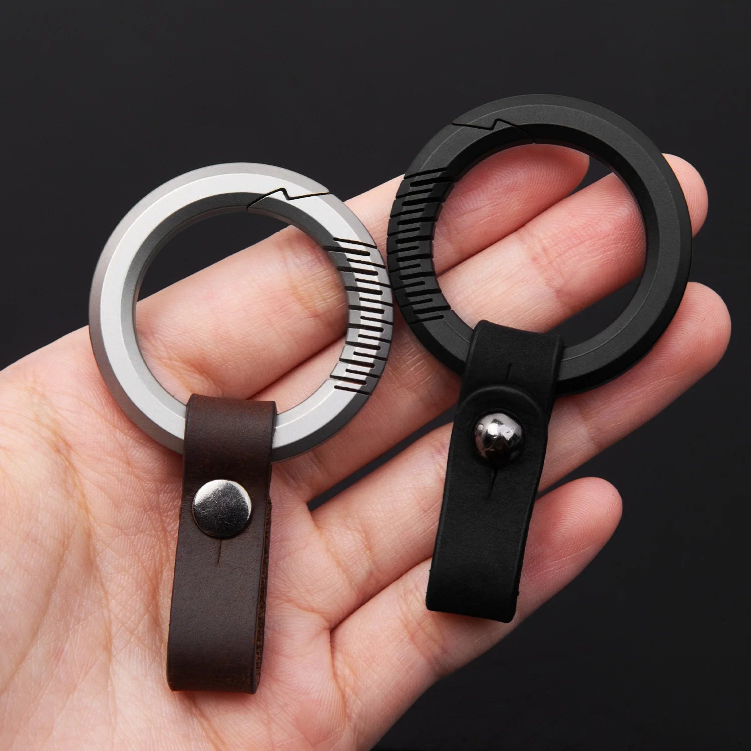 Rindsleder Titan Schlüsselanhänger Luxus Leder Männer Auto Schlüsselanhänger EDC Outdoor Schmuck für Schlüsselringhalter Männlich Weihnachtsgeschenk Dropshipping