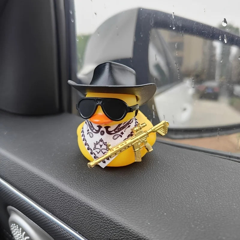 1 décoration mignonne de voiture avec chapeau de cowboy noir et fusil, petit canard jaune, décorations de voiture, cadeaux de fête