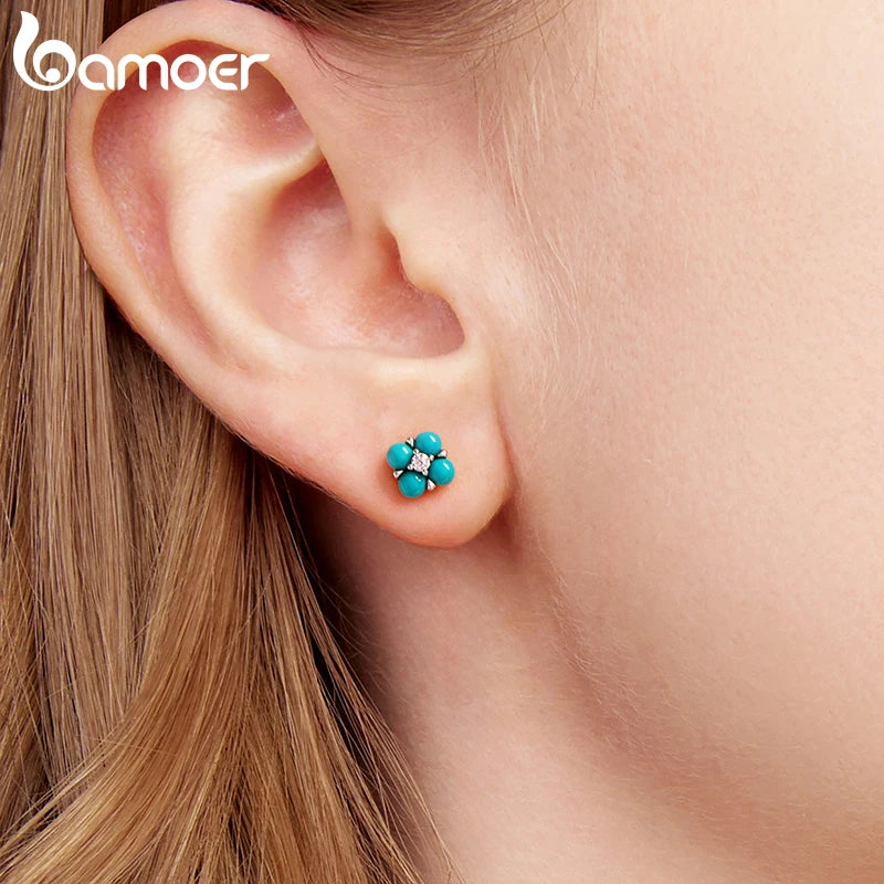 BAMOER Ohrstecker aus 925er Sterlingsilber mit türkisfarbenem Kleeblattmotiv, weißgoldplattierte Piercing-Ohrringe mit grünem Zirkonia – das perfekte Geschenk für elegante Frauen