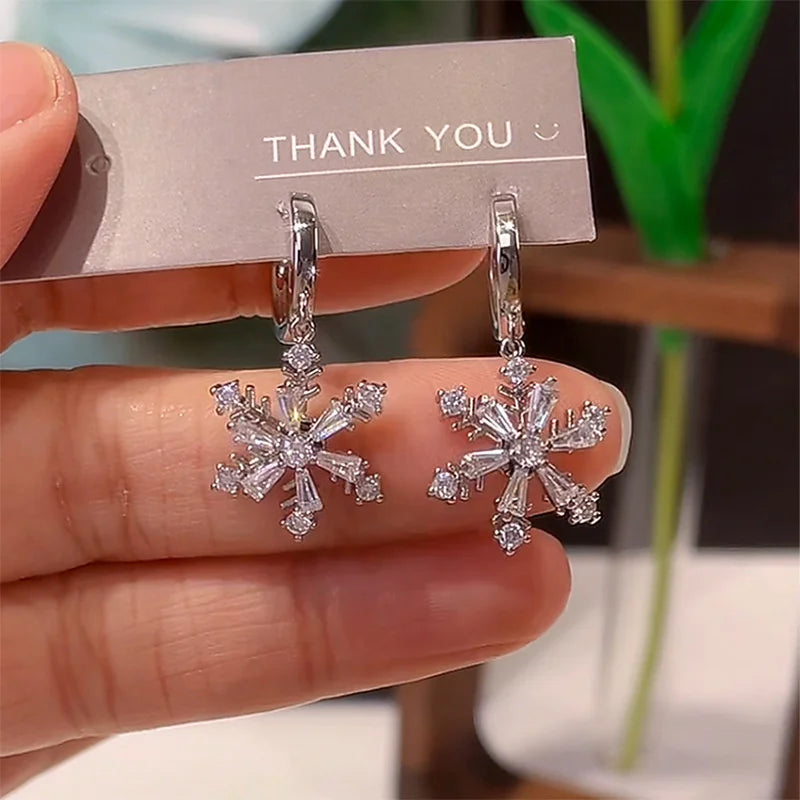 Boucles d'oreilles pendantes délicates en zircon et perles d'imitation flocon de neige pour femmes, boucles d'oreilles brillantes en strass et fleurs, cadeau idéal pour Noël.