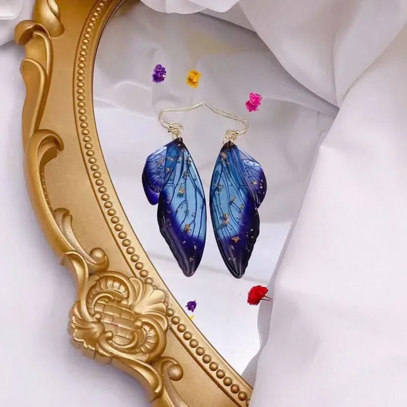 Minar Fairy Ohrringe mit klaren Farbverläufen, künstlichen Schmetterlingsflügeln aus Kunstharz und Strassflocken – lange Hängeohrringe für Damen, lässiger Partyschmuck