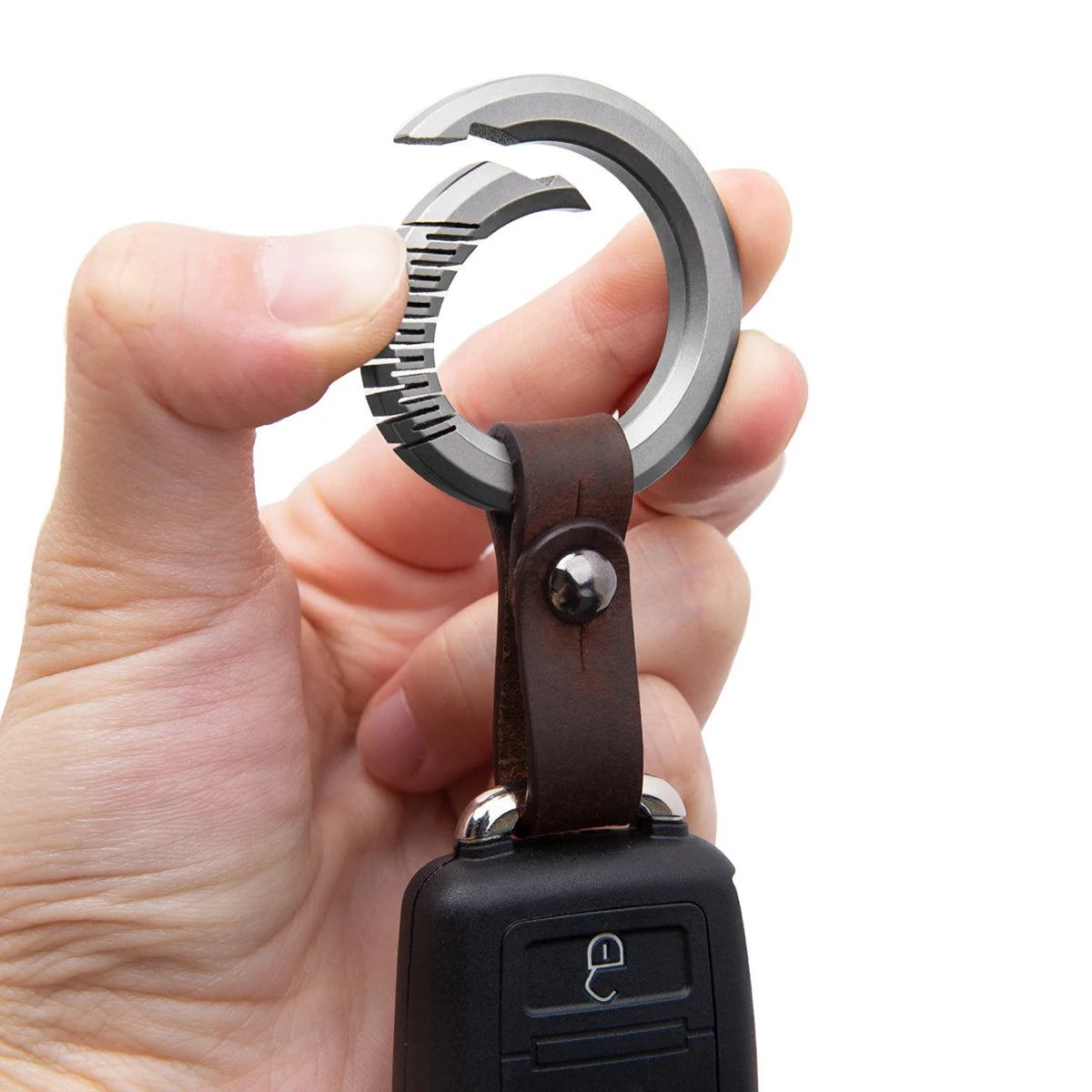 Rindsleder Titan Schlüsselanhänger Luxus Leder Männer Auto Schlüsselanhänger EDC Outdoor Schmuck für Schlüsselringhalter Männlich Weihnachtsgeschenk Dropshipping