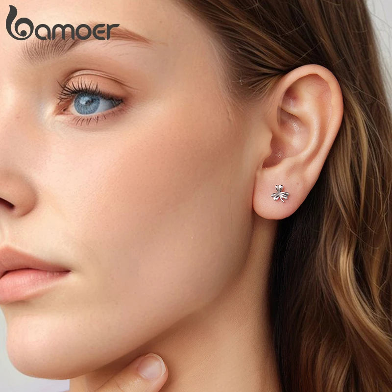 BAMOER Ohrstecker aus 925er Sterlingsilber mit Rosenblüte für Damen, weiß plattiert, mit Pflanzen- und Schmetterlingsmotiv im Vintage-Stil