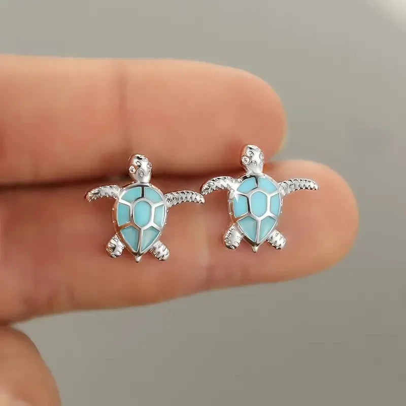 Boucles d'oreilles tortues dégoulinantes d'huile pour femme, bijoux discrets et élégants à porter au quotidien, ornés de micro-oxydes de zirconium. Accessoire de mode simple et tendance.