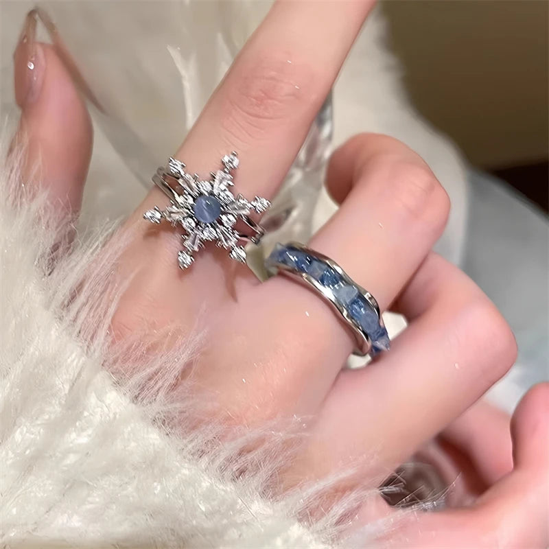 Bague ouverte délicate en zircon bleu en forme de flocon de neige pour femme, bague tendance avec pierre bleue irrégulière, accessoire de bijoux pour les fêtes de Noël
