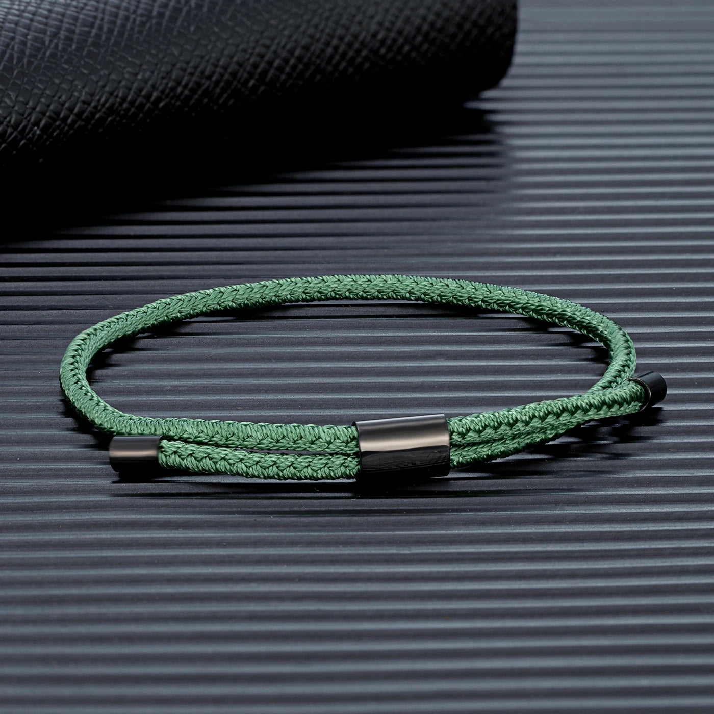 MKENDN Modisches schwarzes Armband für Männer und Frauen, verstellbar, langlebiges Marine-Nylon mit Verschluss aus poliertem schwarzem Edelstahl