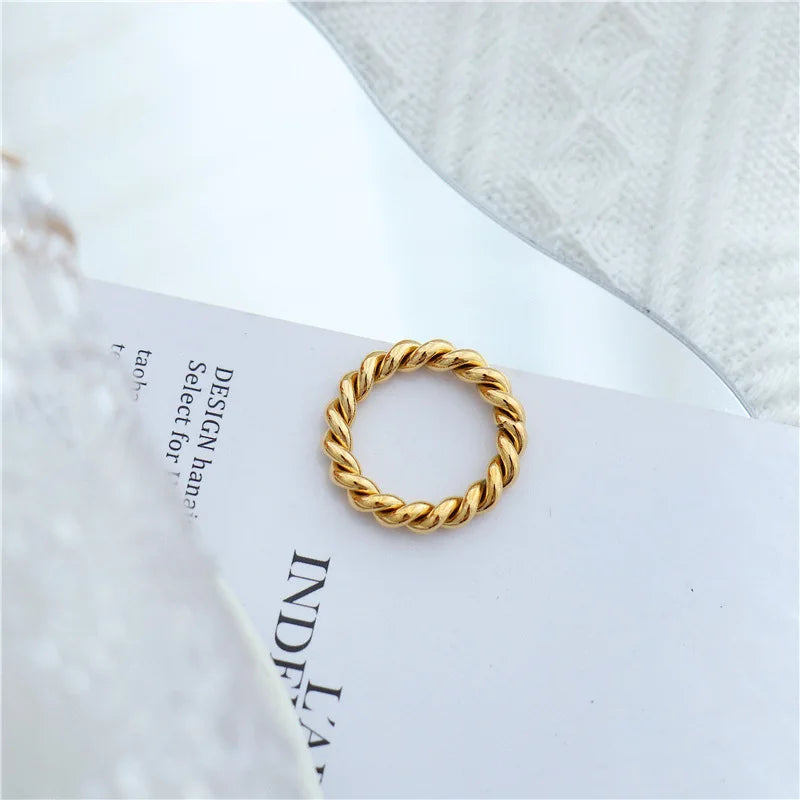 4 mm minimalistischer Edelstahl-Ring mit süßer gedrehter Kette für Frauen und Mädchen, geflochtener Ring, wasserdichter Schmuck, Geschenk