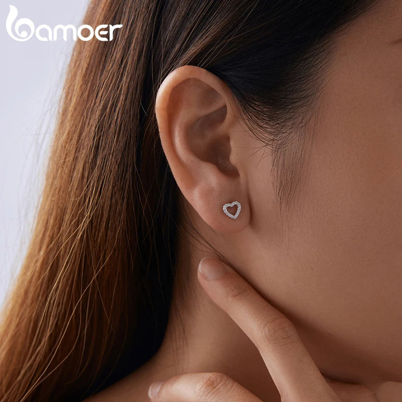 BAMOER Ohrstecker mit herzförmigem Moissanit-Design, hypoallergene Ohrringe mit rundem, im Labor geschliffenem Diamanten in der Farbe D für Damen