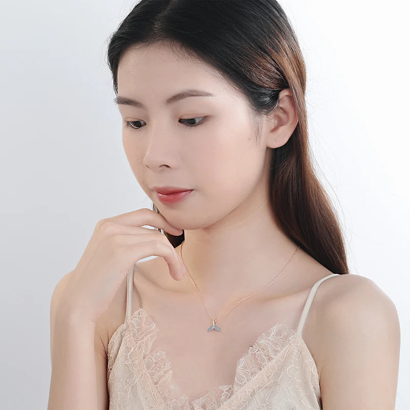 Collier pendentif sirène en argent sterling 925 serti pavé de diamants CZ, motif océan, mer, poisson et queue de baleine. Bijou fin pour femme.