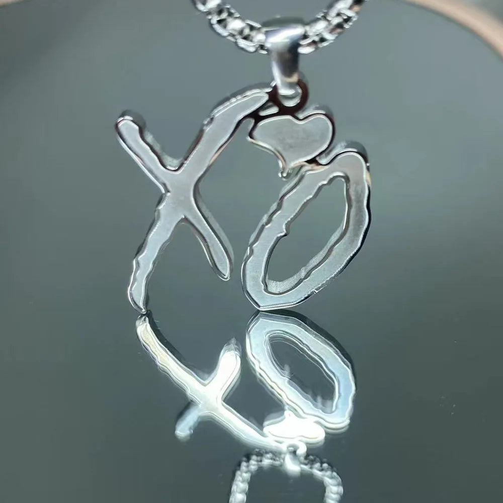 Collier pendentif lettre en acier titane, style hip-hop rock, bijou raffiné et élégant pour homme, inspiré par l'industrie lourde et tendance.