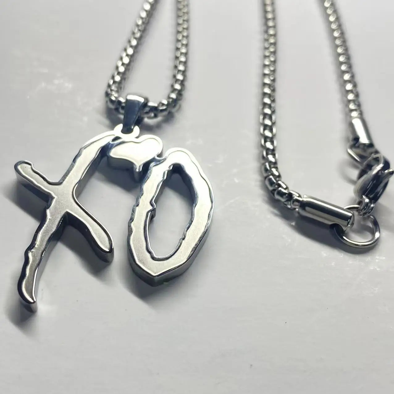Collier pendentif lettre en acier titane, style hip-hop rock, bijou raffiné et élégant pour homme, inspiré par l'industrie lourde et tendance.