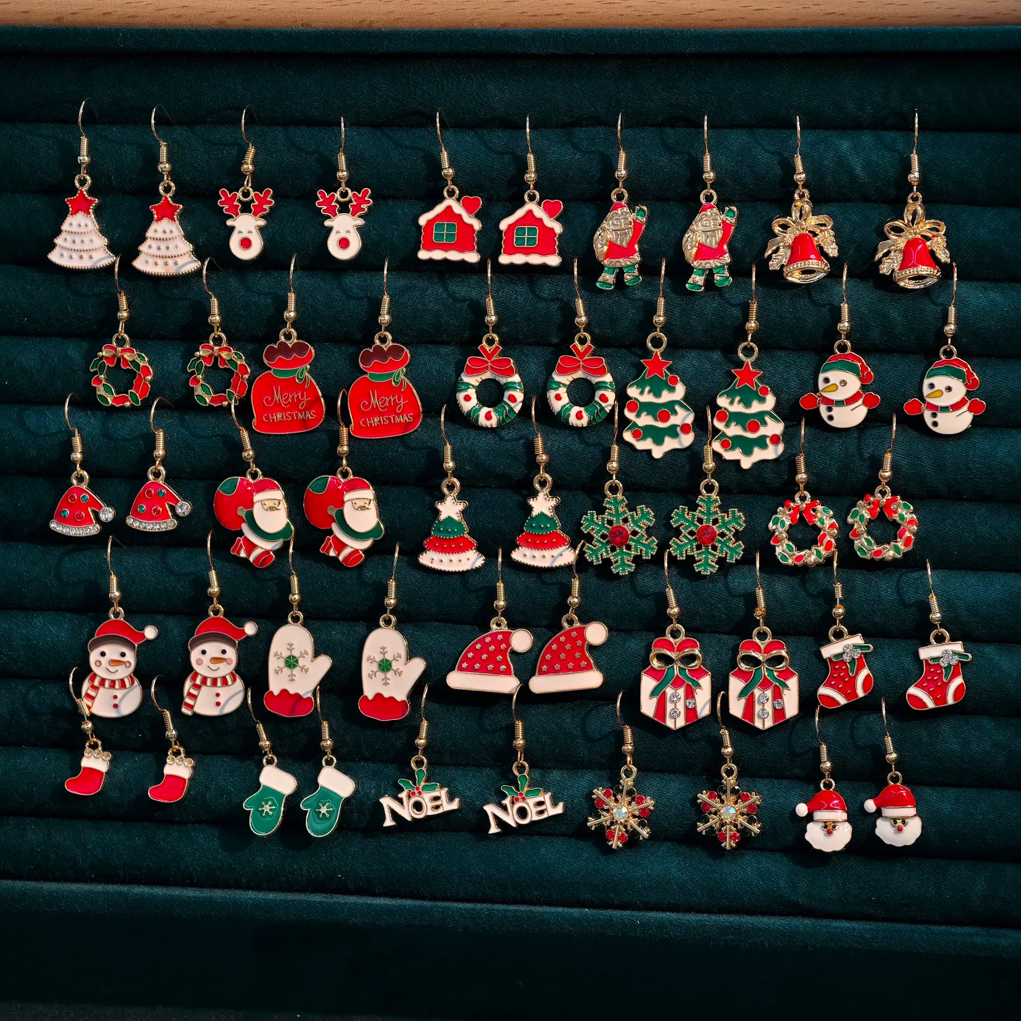 Lot de 50 boucles d'oreilles de Noël croisées, motif Père Noël, flocon de neige, renne et bonhomme de neige, en alliage, en forme de goutte d'huile. Cadeau de Noël (sans bijoutier).