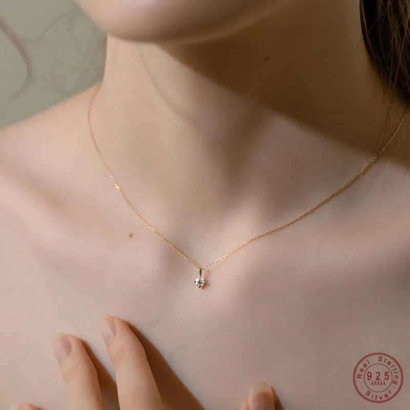 Halskette aus 925er Sterlingsilber, plattiert, 14 Karat, klassische Schlüsselbeinkette mit vier Krallen und einem Zirkonia für Damen, kleiner, exquisiter Hochzeitsschmuck