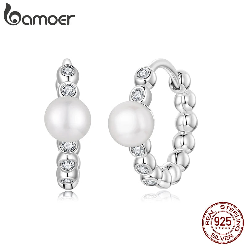 BAMOER Moissanit-Creolen mit Lünette und Naturperle, Huggie-Ohrringe aus 925er Sterlingsilber – ein brillantes Weihnachtsgeschenk für Damen
