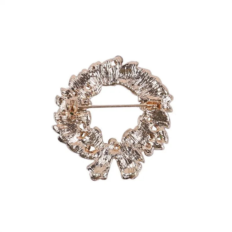 Broche de Noël en émail rouge avec clochette et cristal, 1 pièce, design tendance, ornée d'une couronne de Noël colorée.