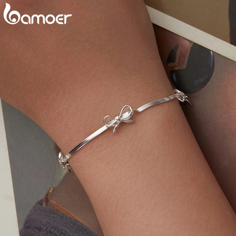 BAMOER Zartes Armband aus 925er Sterlingsilber mit süßer Schleife für Damen und Mädchen, filigranes Armband mit Schleife und Schlangenknochenkette SCB296
