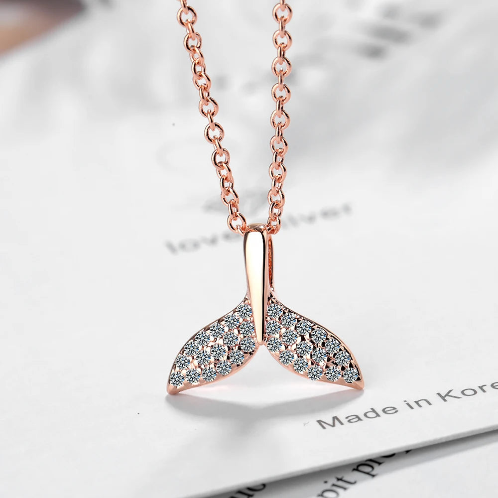 Collier pendentif sirène en argent sterling 925 serti pavé de diamants CZ, motif océan, mer, poisson et queue de baleine. Bijou fin pour femme.