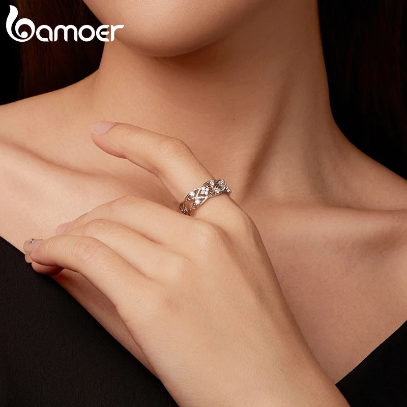 BAMOER Glücksklee-Moissanit-Ring im Vintage-Stil mit Rankenkreuz und breiter, hohler Ringschiene – ein elegantes und zeitloses Geschenk für Damen.