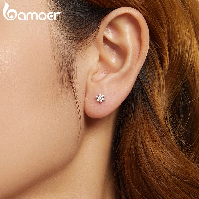 BAMOER Elegante Schneeflocken-Ohrstecker, 925er Sterlingsilber, hypoallergen, Eisblumen-Ohrringe, Schmuck SCE1841
