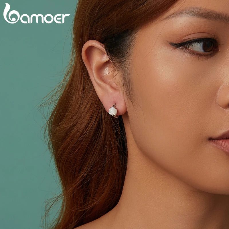 BAMOER Creolen aus 925er Sterlingsilber mit eingelegter weißer Rose für Frauen, hypoallergen, Huggie-Creolen, BSE1093