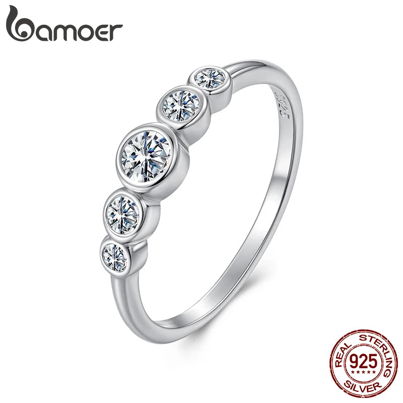 BAMOER Klassischer Moissanit-Ring aus 925er Sterlingsilber, Fünf-Stein-Moissanit-Ring in Zargenfassung für Damen, Verlobungs- und Schmuckgeschenk