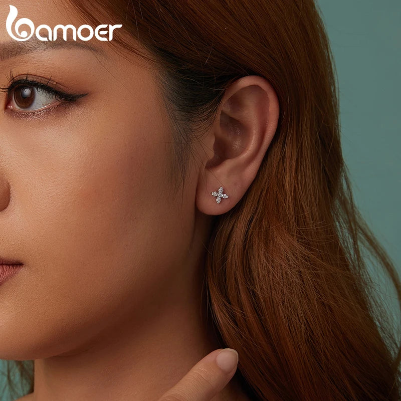 BAMOER 925 Sterling Silber Mini Blumen Ohrstecker für Damen, Weißgold plattiert Hypoallergen Süße Blumen Ohrringe BSE1104