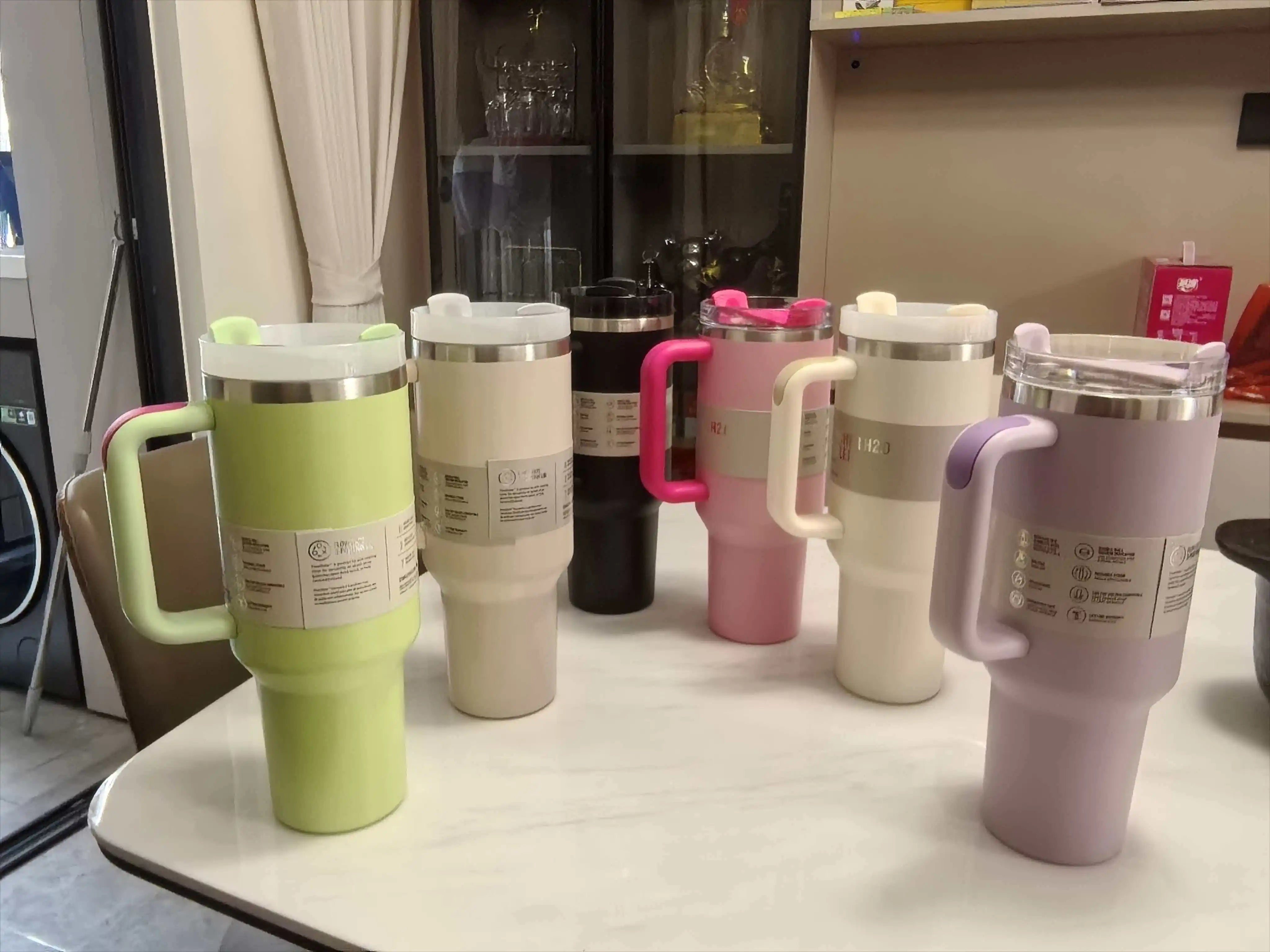 New 40-ounce vacuum straw thermos, stainless steel car sports water bottle, can hold cold and hot beverages