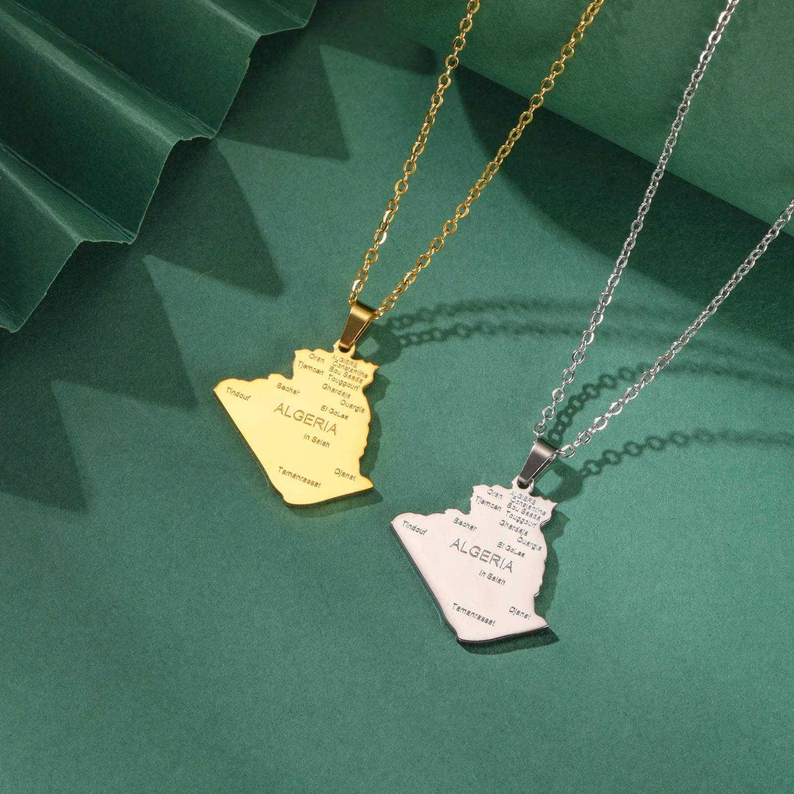 Collier pendentif carte d'Algérie Dreamtimes, nom de la ville, en acier inoxydable, bijou cadeau représentant une carte de l'Algérie et un pays d'Afrique.