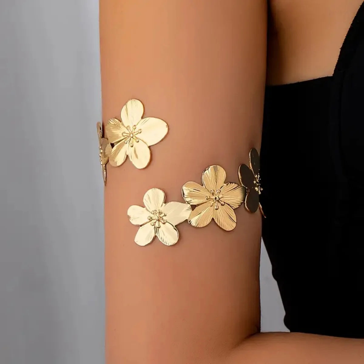 Elegant Big Metal Flowers Open Cuff Bangles for Women Girls Gold Color Wave Geometric Arm Bracelet Beach Party Aesthetic Jewelry