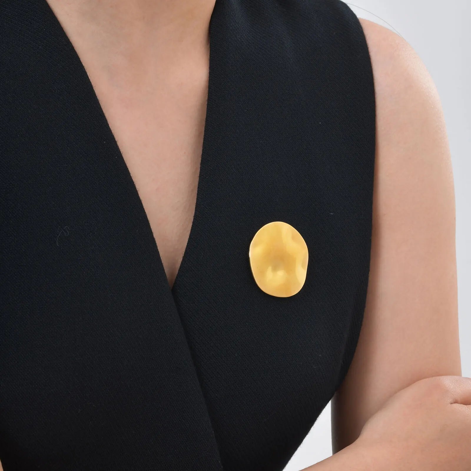 Vnox Irregular Round Textured Broochs For Women Girl Stainless Steel Gold Color Exaggerate Brooch Trendy Daily Jewelry Gift