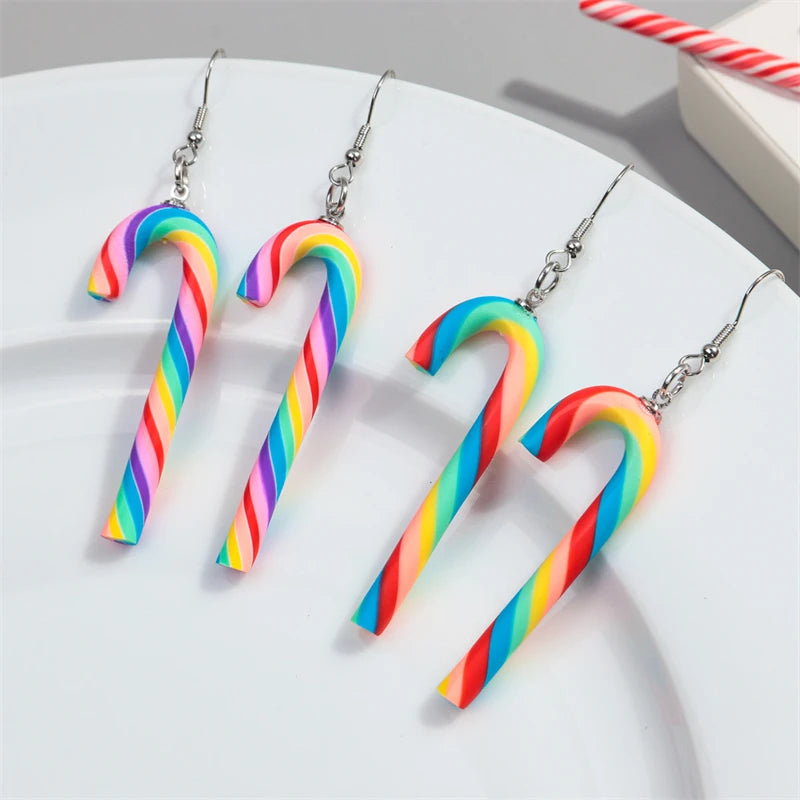 Boucles d'oreilles de Noël à rayures colorées Design Sense pour femmes, pendentif simple en forme de canne à sucre, boucles d'oreilles longues pour filles, bijoux de Noël et de Nouvel An