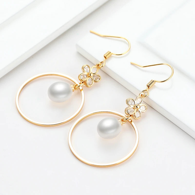 Boucles d'oreilles pendantes en perles d'eau douce véritables, motif fleurs, pour femme. Bijou fantaisie, accessoire raffiné pour une fête d'anniversaire.