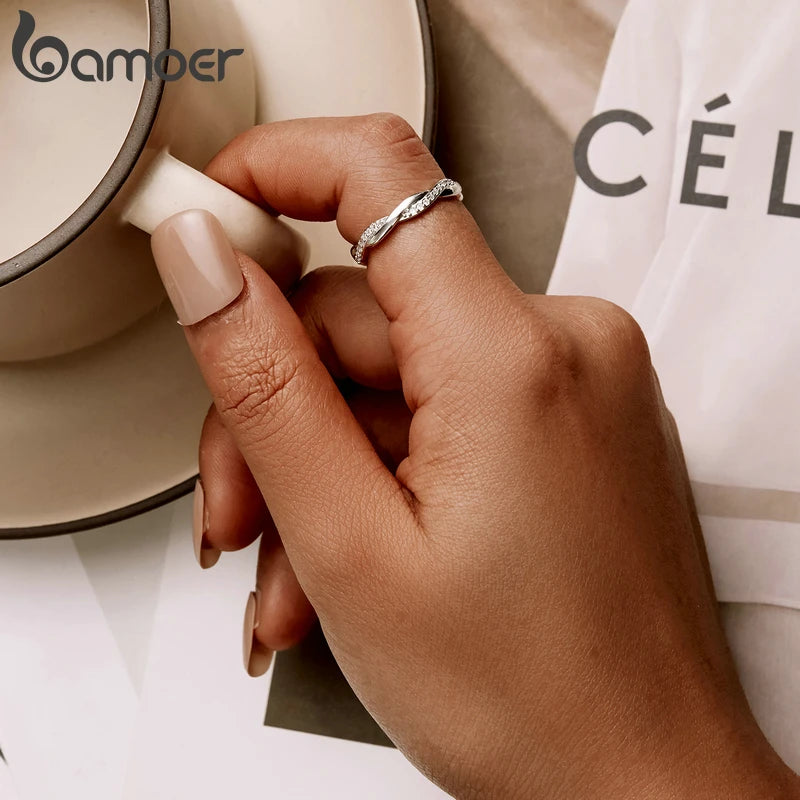 BAMOER 925 Sterling Silber Schlichter gedrehter Ring 14K vergoldet Zirkonia Eternity Band für Frauen 3 Farben BSR248