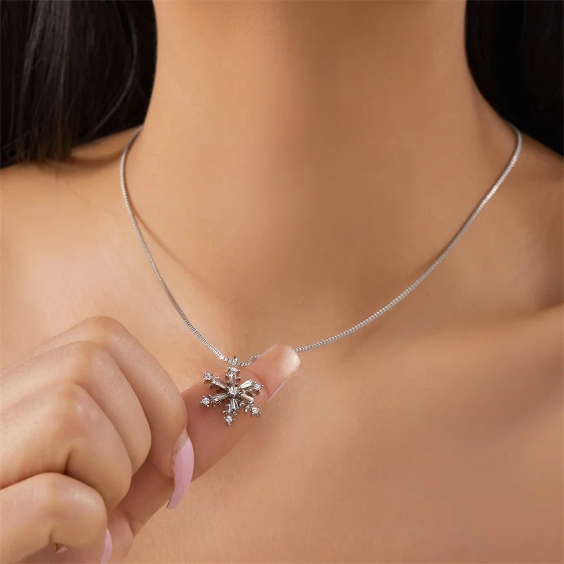 Exquisite Snowflake Flower Pendant Choker Necklace for Women Shiny Rhinestone Xmas Tree Clavicle Choker Girls New Year Jewelry