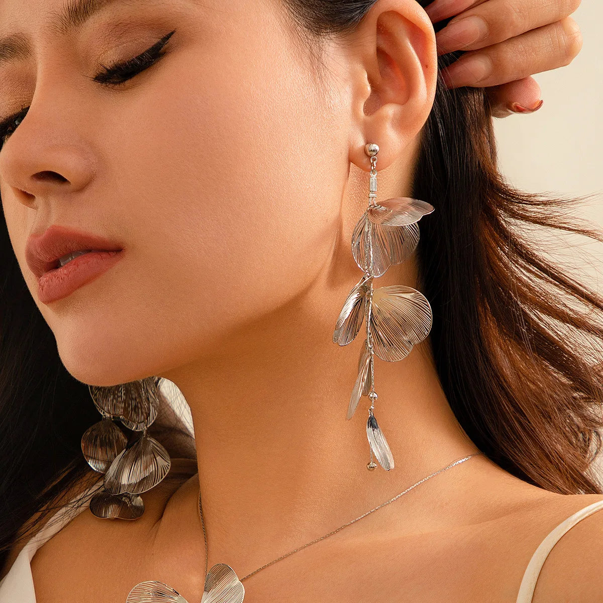 Fashion A niche ginkgo leaf tassel women's earrings and earrings with a sweet and cool design sense, vintage jewelry choker