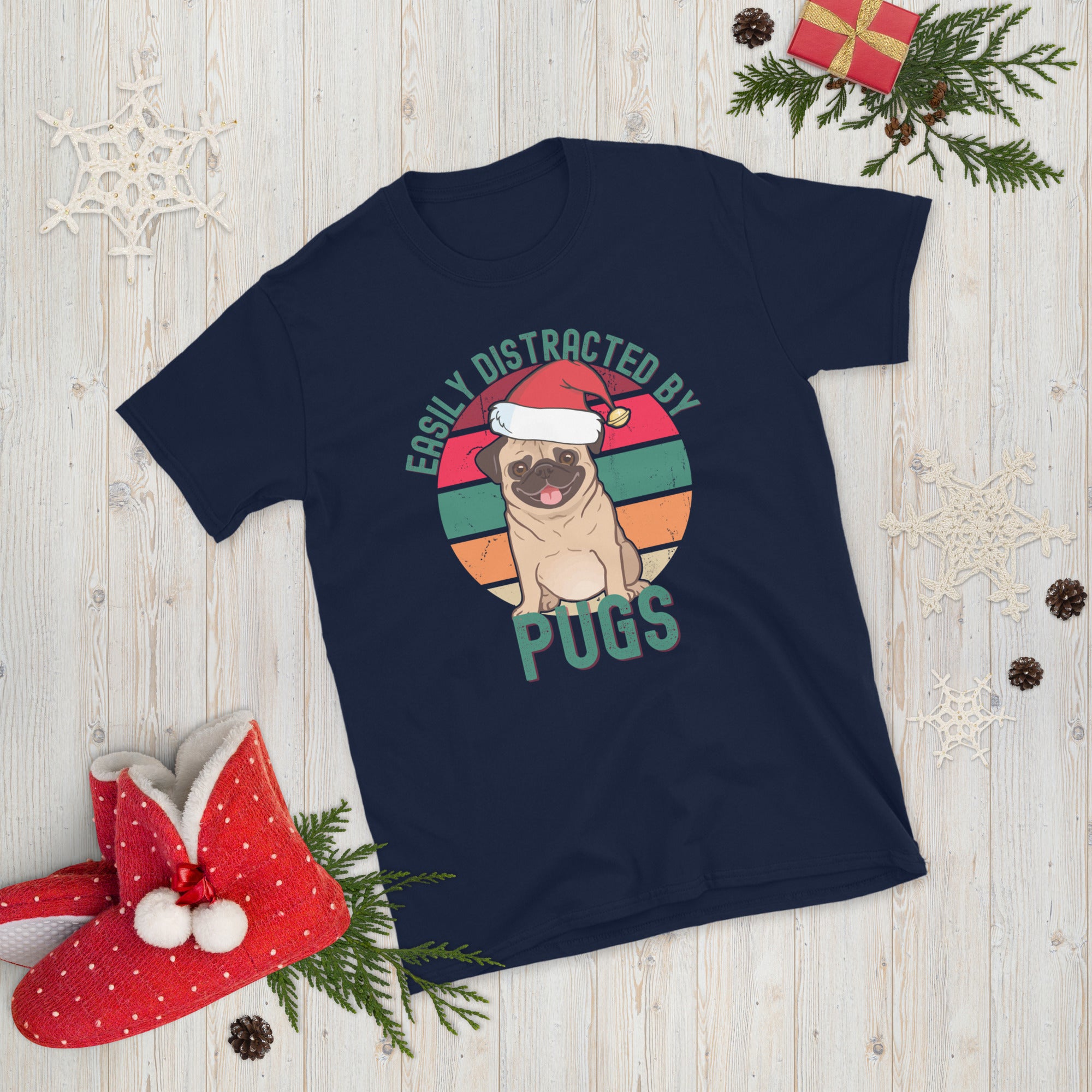Leicht abgelenkt durch Mops, Weihnachts-Mops-T-Shirt, Lustiges Mops-Shirt, Weihnachts-Pyjama-Geschenk-Shirt für Hundebesitzer, Weihnachtsmann-Mops-Shirt, Süßes Mops-T-Shirt