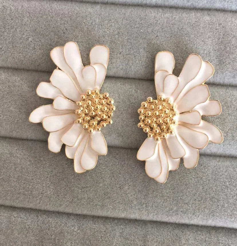 Personality Irregular Dasiy Flower Earrings for Woman Party Casual