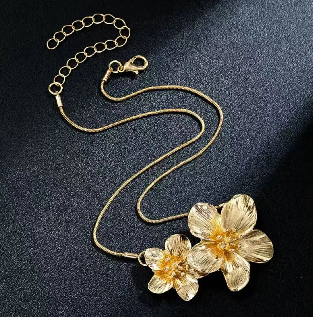 Golden Color Exquisite Rose Metal Choker With Double Flower Design Lively Necklace Beach Vacation Style Necklace