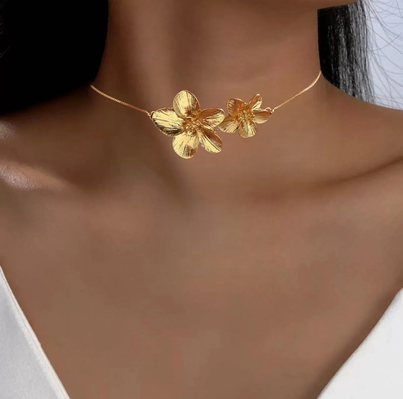 Golden Color Exquisite Rose Metal Choker With Double Flower Design Lively Necklace Beach Vacation Style Necklace