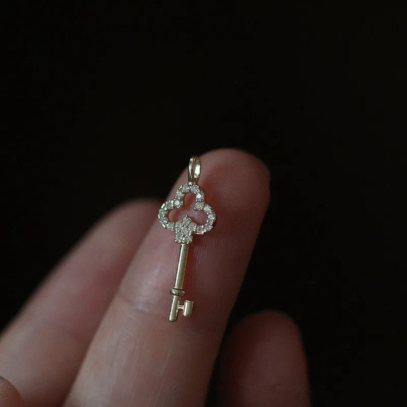 Collier avec pendentif clé vintage en argent sterling 925 et cristaux pavés, plaqué or 14 carats, bijou de luxe léger pour femme