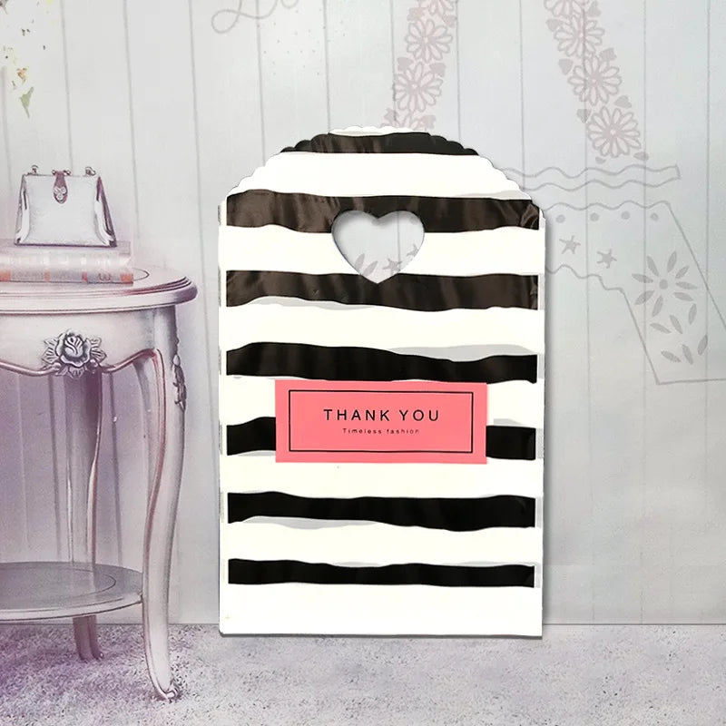 50 teile/los Verschiedene Muster Schmuck Plastiktüte Herzförmigen Ovalen Griffen Mini Geschenkverpackungsbeutel Shop Kleine Einkaufstaschen