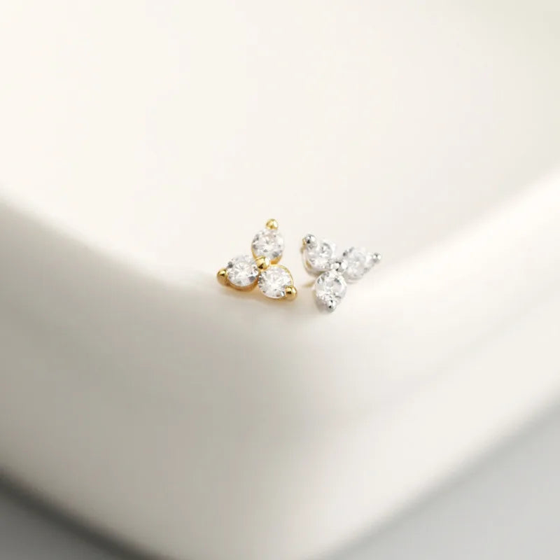 Ohrstecker aus 925er Sterlingsilber mit eingelegtem Kristall, geometrisches Kleeblatt, leichter Luxus, reifer Glamour, Damenschmuck