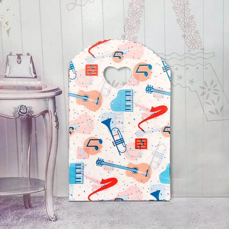 50 teile/los Verschiedene Muster Schmuck Plastiktüte Herzförmigen Ovalen Griffen Mini Geschenkverpackungsbeutel Shop Kleine Einkaufstaschen