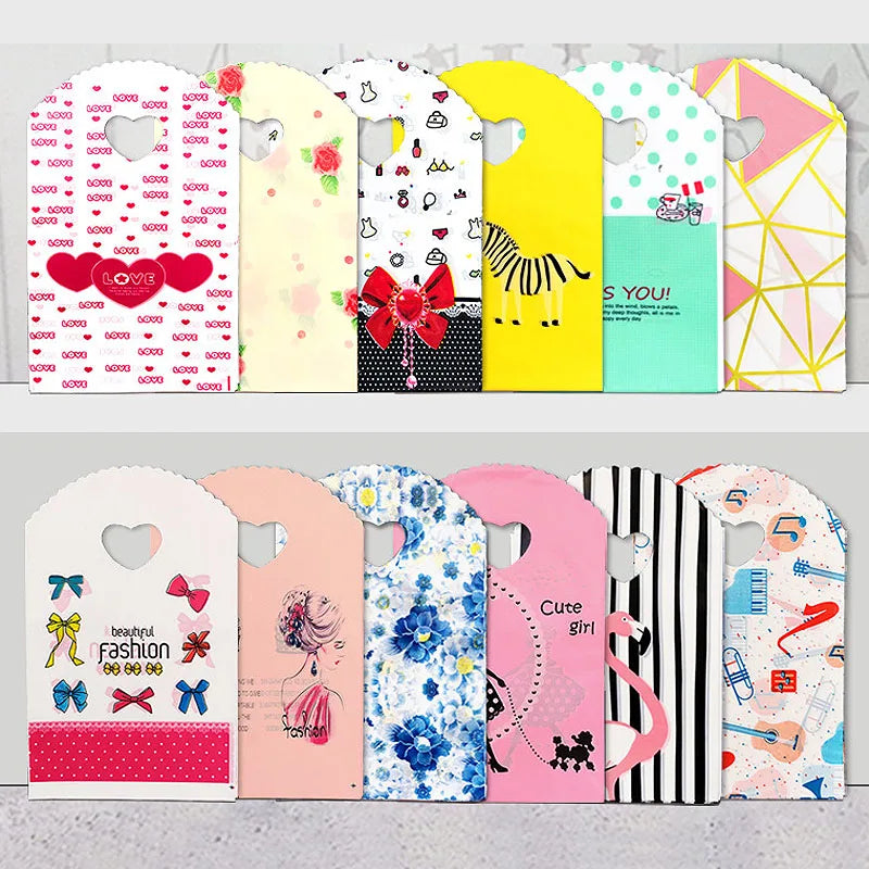 50 teile/los Verschiedene Muster Schmuck Plastiktüte Herzförmigen Ovalen Griffen Mini Geschenkverpackungsbeutel Shop Kleine Einkaufstaschen